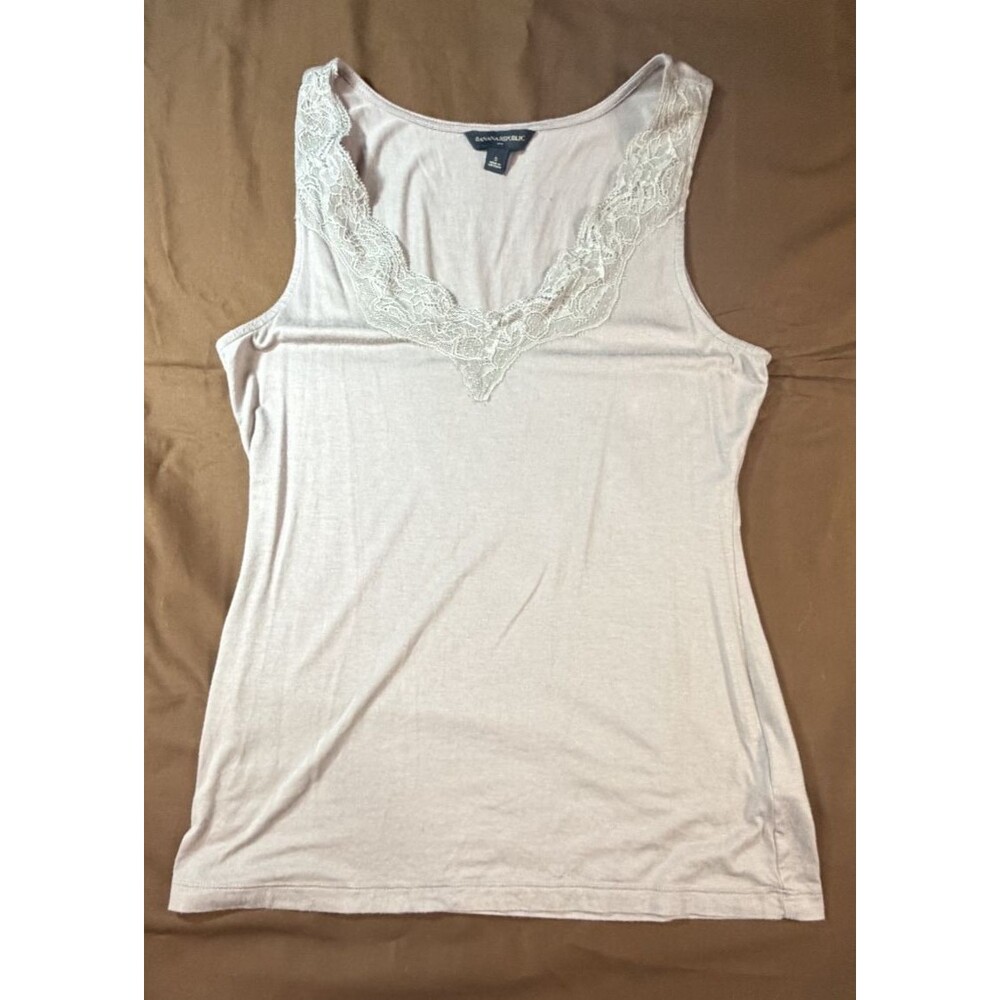 Banana Republic Cream with lace around the Vneck tank top size Sm
